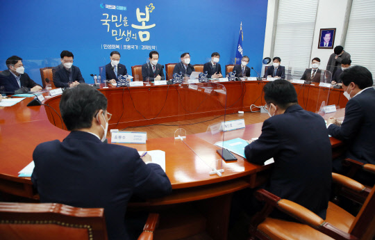 당정청이 28일 국회에서 열린 부동산 투기 근절 및 재발 방지대책을 위한 고위당정협의회를 진행하고 있다. 연합뉴스